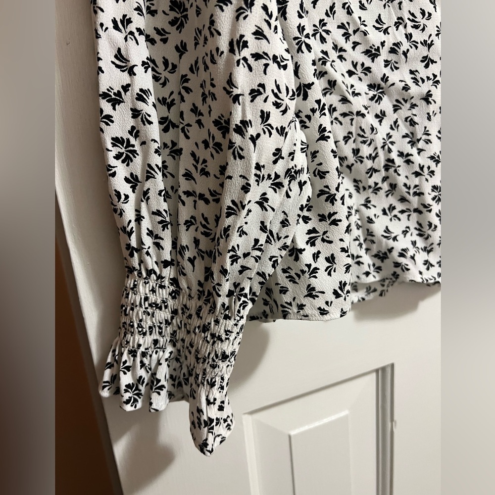 NWOT! Black and white floral loft blouse - Picture 4 of 6
